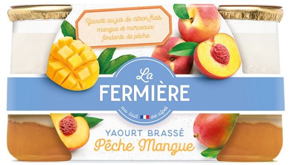 yaourt-brasse-au-jus-de-citron-frais-sur-un-lit-de-mangues-et-morceaux-fondants-de-peches